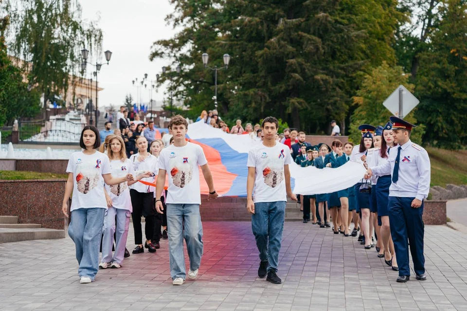 Колонна с огромным российским триколором прошла от площади Ленина-Соборная до Нижнего парка. Фото: телеграм-канал главы Липецка Романа Ченцова.