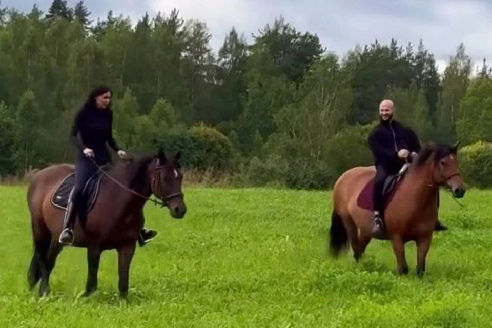 Звездная пара прокатилась верхом на лошадях. Фото: социальные сети героя публикации