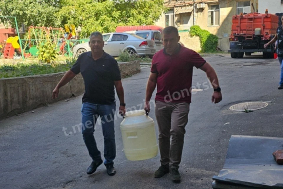Жители города оказывают помощь тем, кто не имеет возможности самостоятельно обеспечить себя водой. Фото: ТГ/Кулемзин