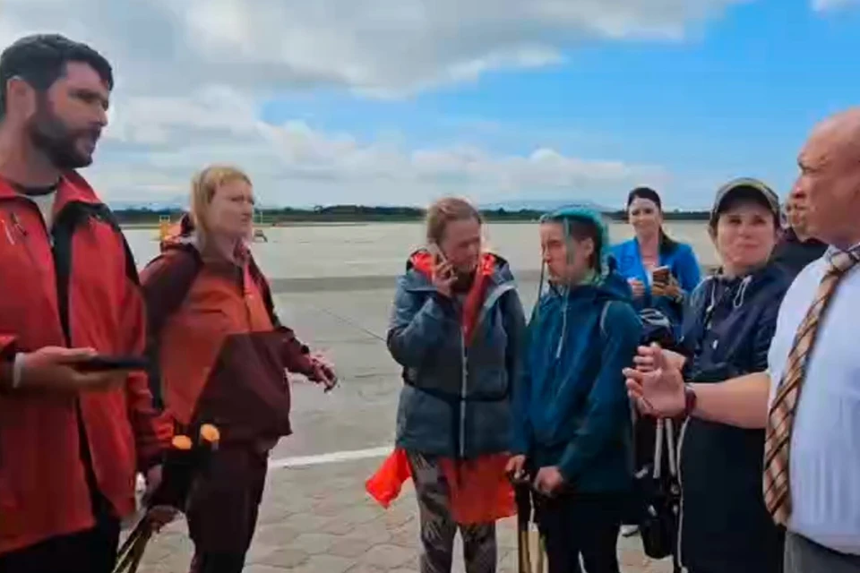 Администрация связалась с туроператором для дальнейшего сопровождения туристической группы. Фото: скриншот видео администрации Курильского округа