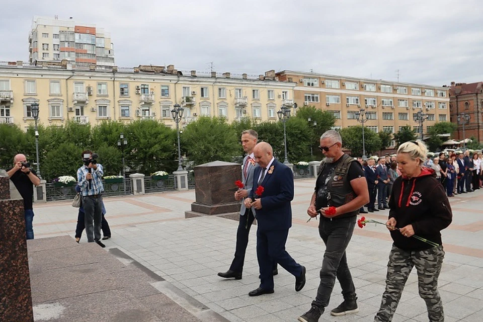 Мэр города и представители мотоклуба возложили цветы к стеле «Город воинской славы»