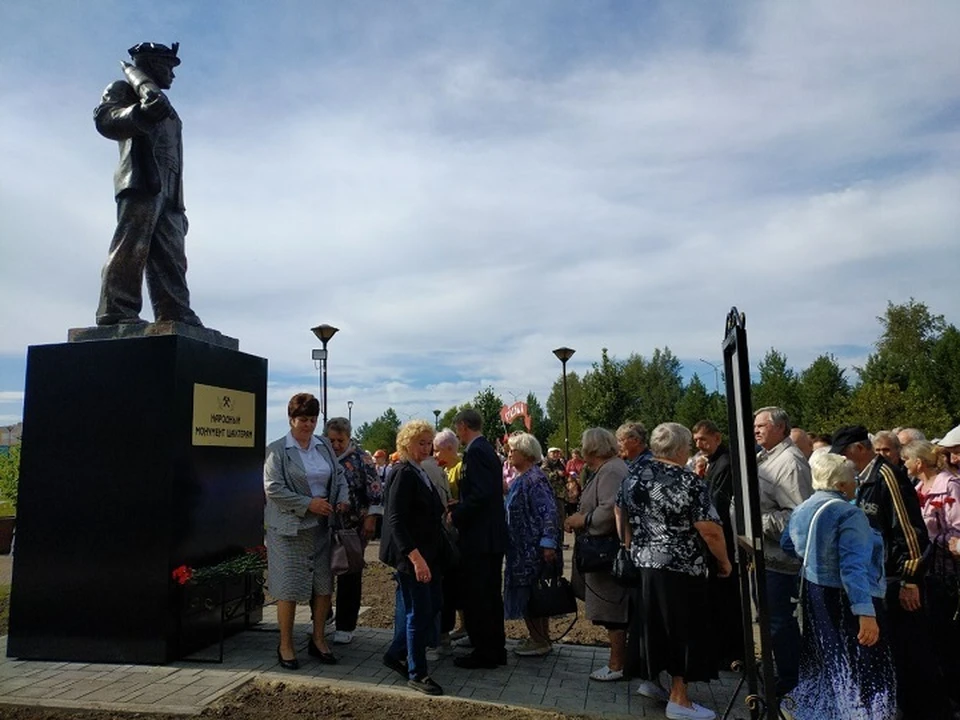 22.08.2025. Кузбасс. Анжеро-Судженск. Люди идут к открывшемуся Народному памятнику Шахтерам и делятся историей своих семей. Шахтеры - в каждом роду, в поколениях.