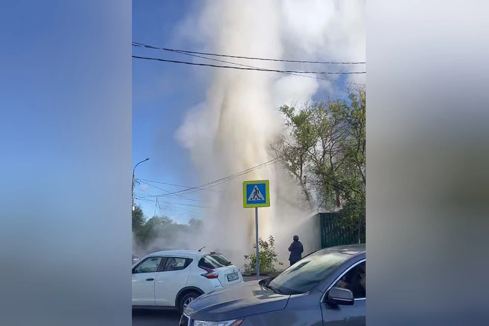 Теплотрассу прорвало на улице в Химках