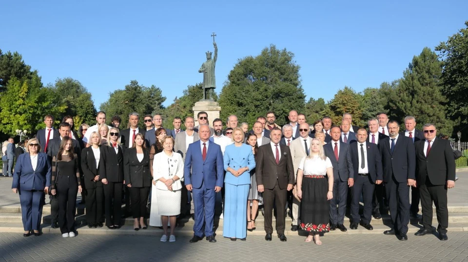 В День независимости вместе с лидерами Патриотического блока возложили цветы к памятнику господарю Штефану Великому