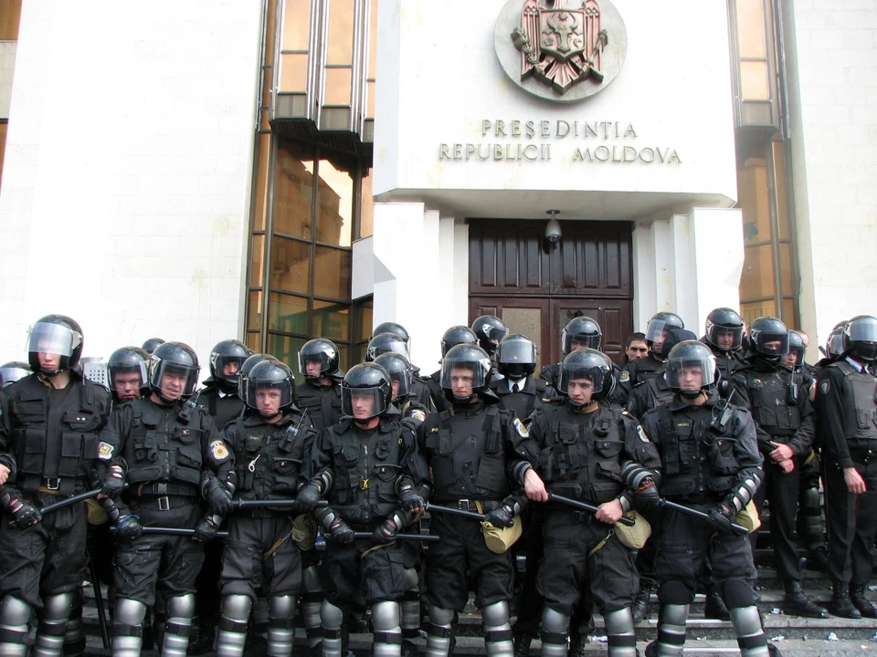 Беспорядки в Кишиневе у здания президентского дворца, 2009 г.