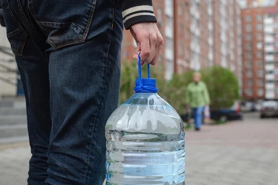 Чтобы дополнительно обеспечить социальной водой жителей Макеевки, производитель из Ростовской области установил в городе уже восемь водоматов