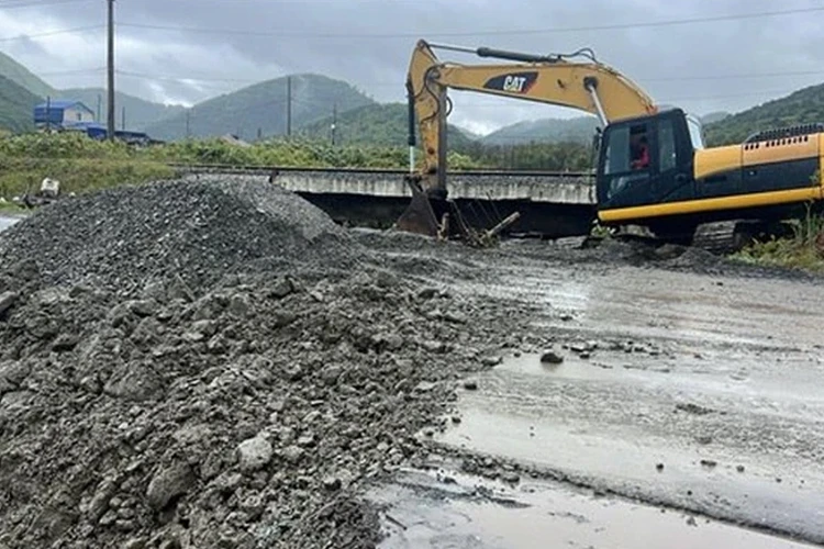Под воду ушли 130 домов: на Сахалине продолжают устранять последствия циклона