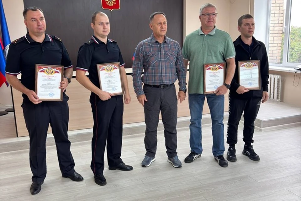 В Ясиноватой вручили благодарности полицейским за тушение пожара в многоэтажке. Фото: МВД по ДНР