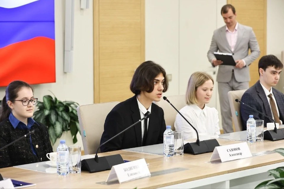Выпускник из Иркутска получил награду от Минпросвещения за результаты ЕГЭ. Фото: правительство Иркутской области
