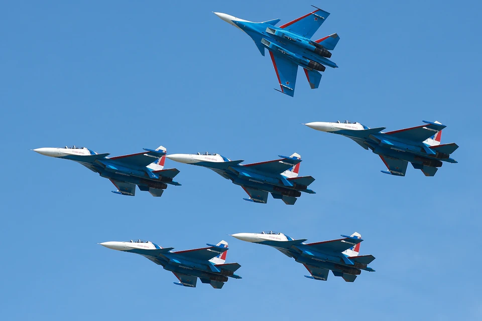 Знаменитая пилотажная группа прилетела в Барнаул