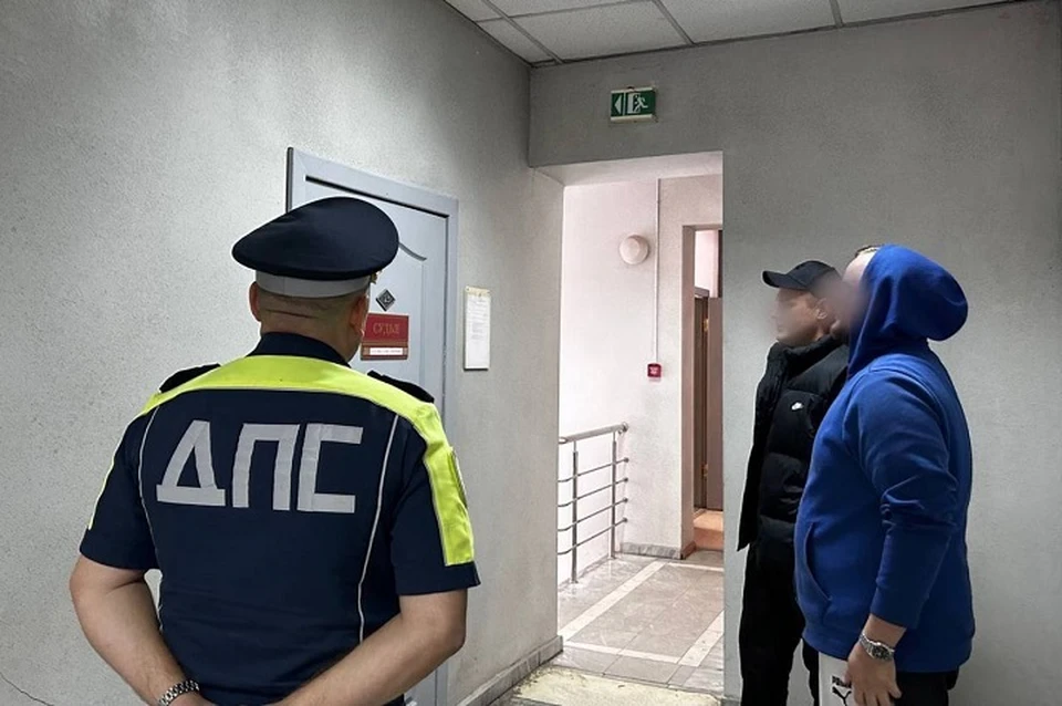 Уральцы проигнорировали требование Госавтоинспекции о снятии тонировки. Фото: пресс-группа УМВД Екатеринбурга