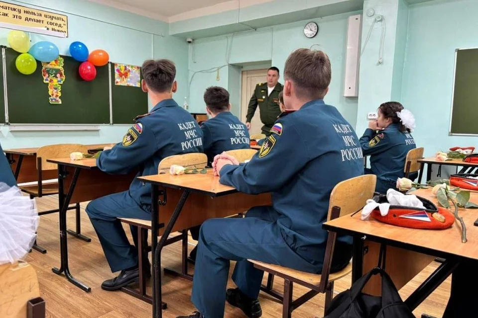 Линейки в нескольких школах и других образовательных организациях Иркутской области посетили участники региональной программы «Герои Приангарья» – ветераны СВО.