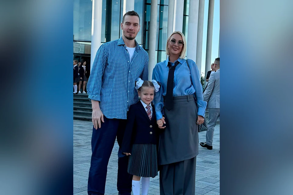 Лера Кудрявцева и Игорь Макаров отвели дочь Марию в 1-й класс. Фото: социальные сети.