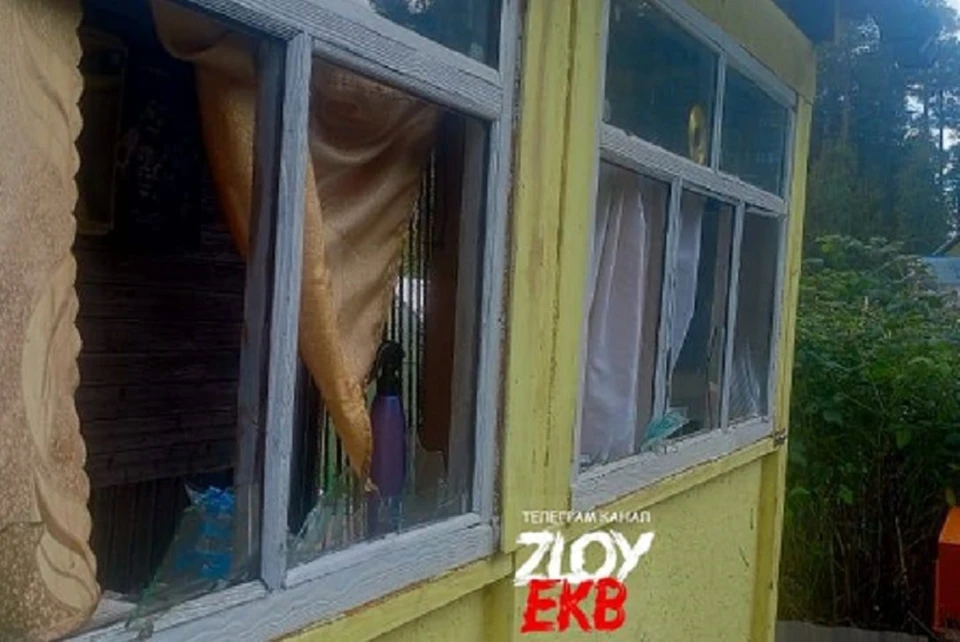 Уральцы говорят, что сосед разбивает их окна. Фото: телеграм-канал «Злой Екатеринбург»