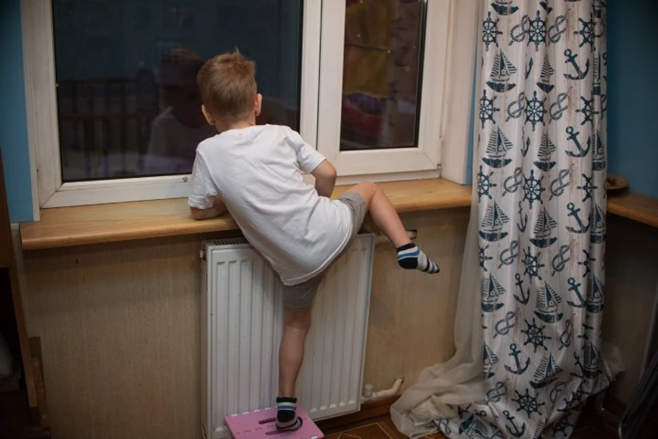 4-летний мальчик из Нижнеилимского района выпал из окна четвертого этажа