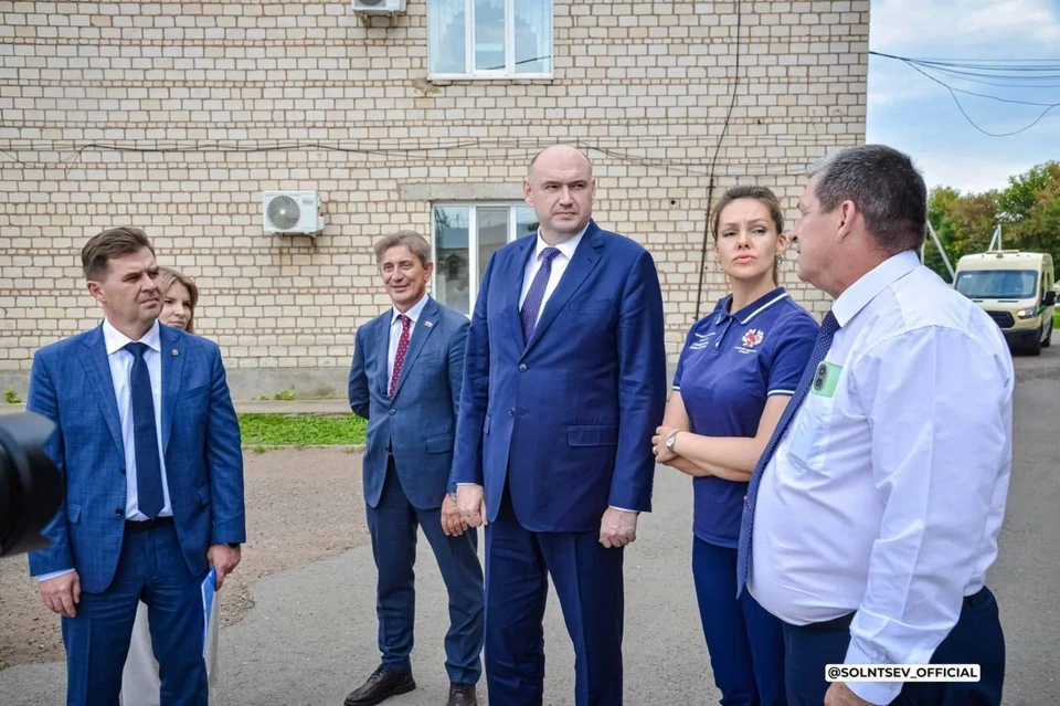 Евгений Солнцев в ходе рабочей поездки в Переволоцкий район посетил местную районную больницу и ознакомился с производством на механическом заводе. Фото: правительство Оренбуржья