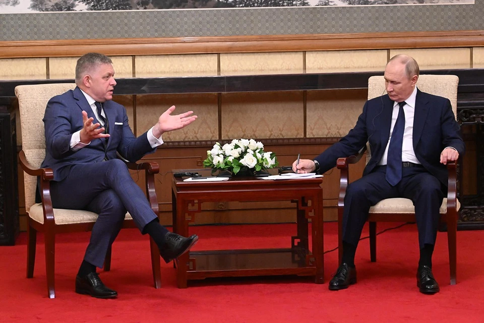Российский президент встретился в Пекине с премьер-министром Словакии Робертом Фицо.