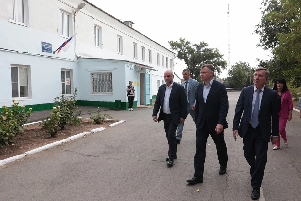 По итогам визита Юрий Слюсарь дал поручение построить новое модульное задние вместо старого. Фото: пресс-служба губернатора Ростовской области.