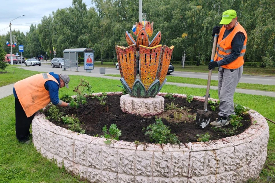 Специалисты наводят порядок на клумбах