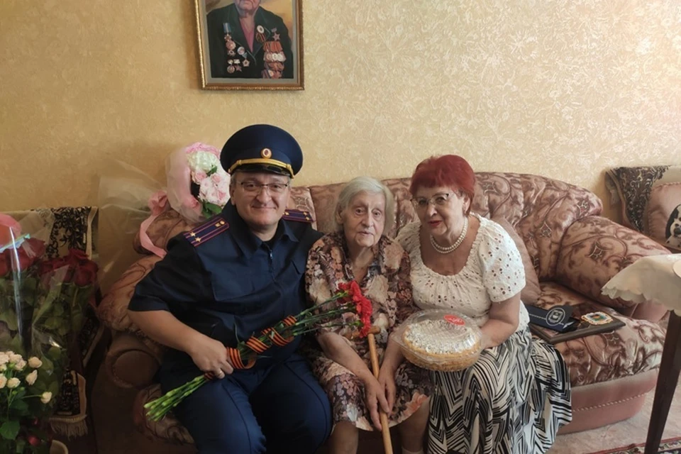 Офицеры СК России по ДНР поздравили со столетием ветерана Великой Отечественной. Фото: Следком ДНР