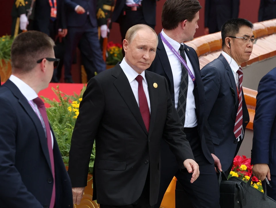 Песков отметил, что обмен подарками между Путиным и зарубежными лидерами происходит по протокольным каналам
