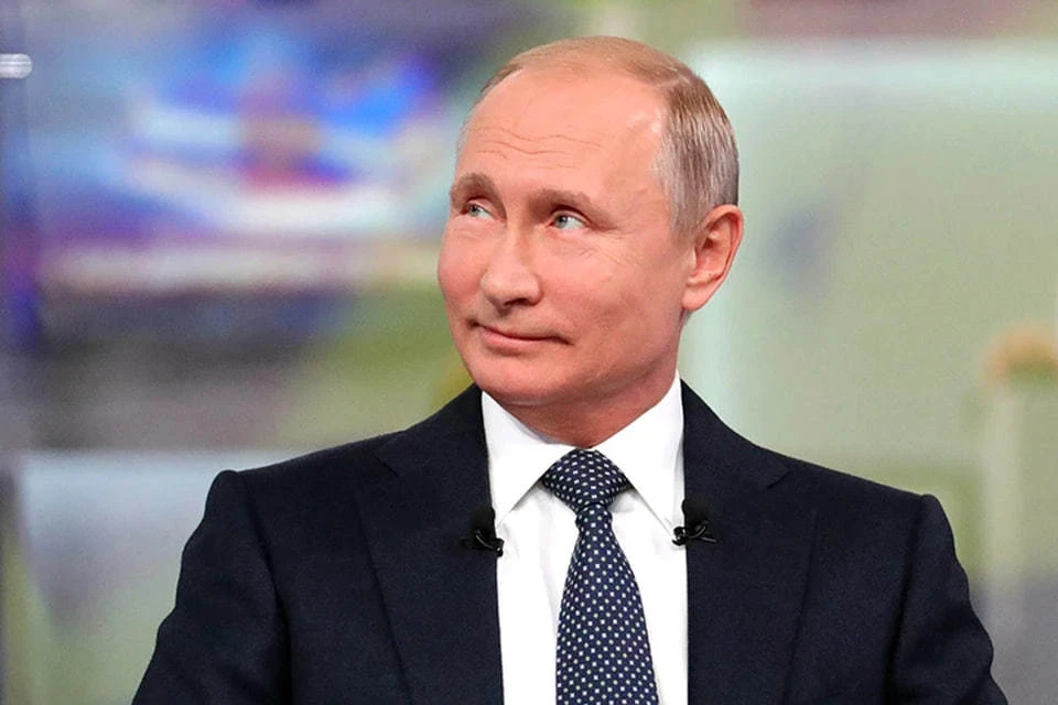Путин пошутил, что курсанток центра «Воин» унесет ветром при прыжке с парашютом
