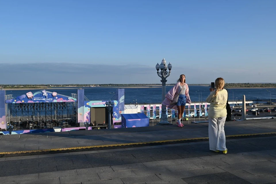 Телефон в центре хорошо выполняет свои функции как фотоаппарат.