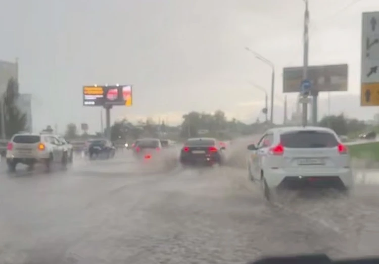 Уфа вновь «поплыла»: мощный ливень парализовал движение в центре города