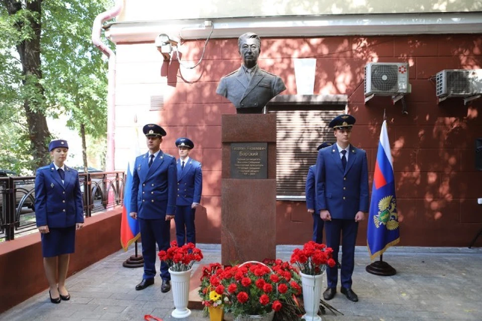 Памятник первому Восточно-Сибирскому транспортному прокурору открыли в Иркутске. Фото: пресс-служба администрации Иркутска