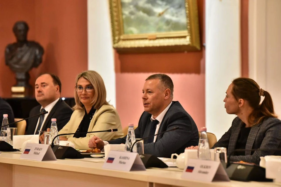 Губернатор Ярославской области Михаил Евраев провел переговоры с главами дипломатических миссий государств Латинской Америки и Карибского бассейна. Источник фото: www.yarregion.ru