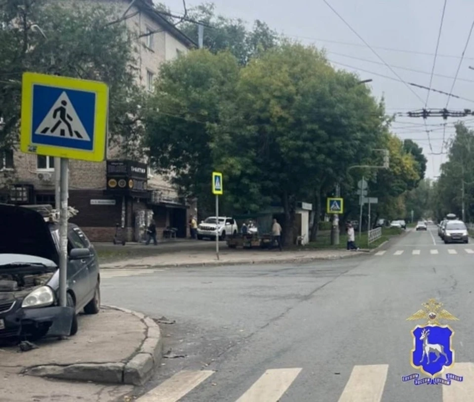 Легковушка наехала на дорожный знак. Фото: ГУ МВД России по Самарской области