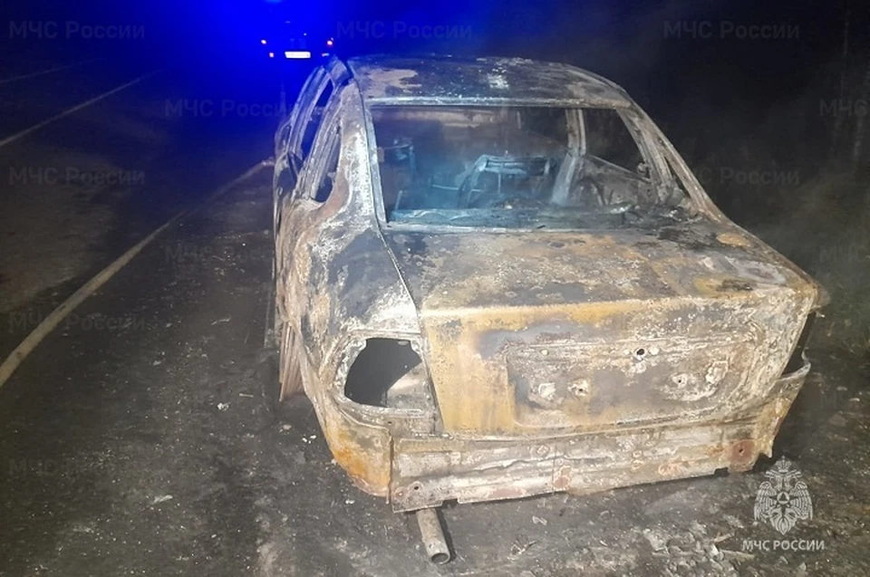 В Ярославской области в горящей машине погиб человек.