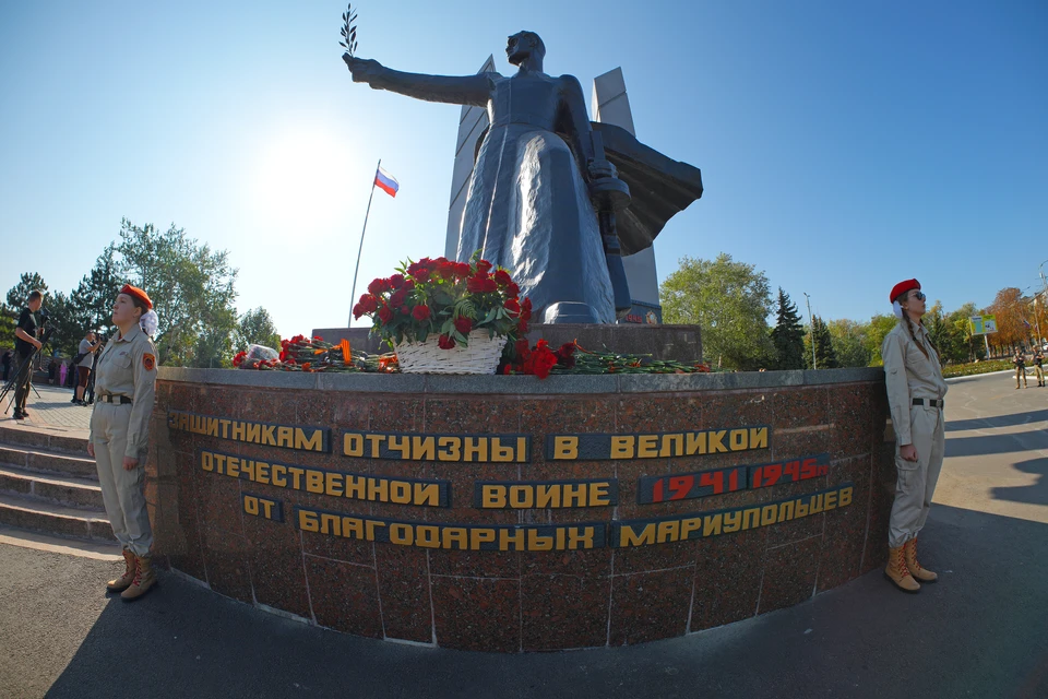 Цветы у подножья памятника Освободителям Донбасса в Мариуполе