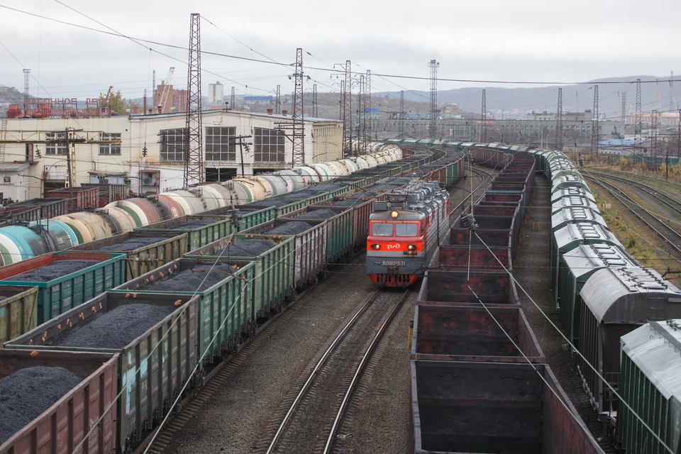 Более четырех миллионов товаров погрузили на поезда.