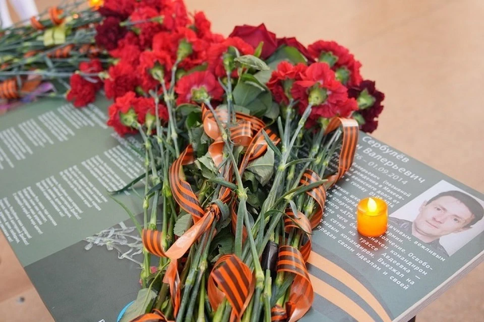 В День освобождения Донбасса в макеевской школе открыли «Парту Героя». Фото: ТГ/Трофимов