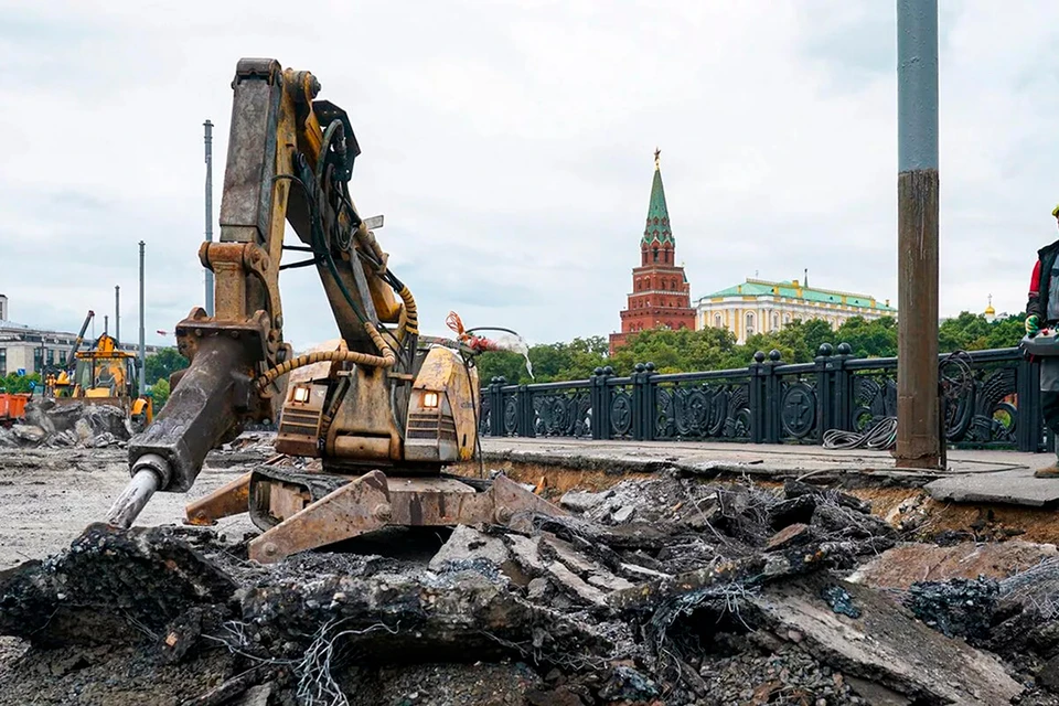При реставрации Большого Каменного моста рабочих с отбойными молотками заменили роботы. Фото: © mos.ru