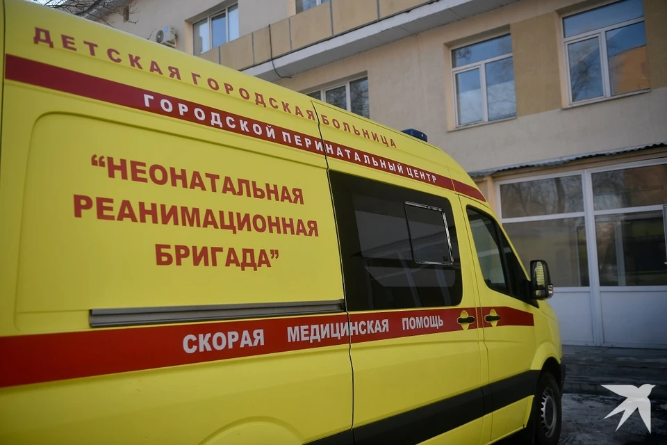 Мальчик достал уксус из кухонного гарнитура
