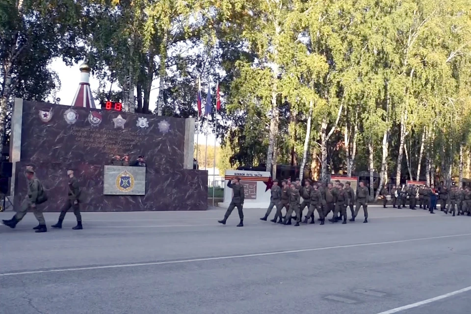 После торжественного построения, десятки молодых офицеров заняли свои места за пультами стратегических ракетных комплексов. Фото: стоп-кадр видео МО РФ