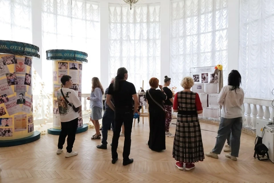 В Мариуполе открыли выставку, посвященную заслуженному артисту Борису Смирнову. Фото: Минкультуры ДНР