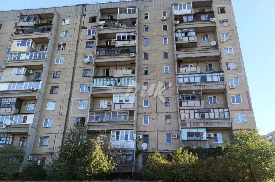 Последствия сброса взрывчатки с дрона ВСУ в микрорайоне «Квартал 88». Фото: ТГ/Приходько