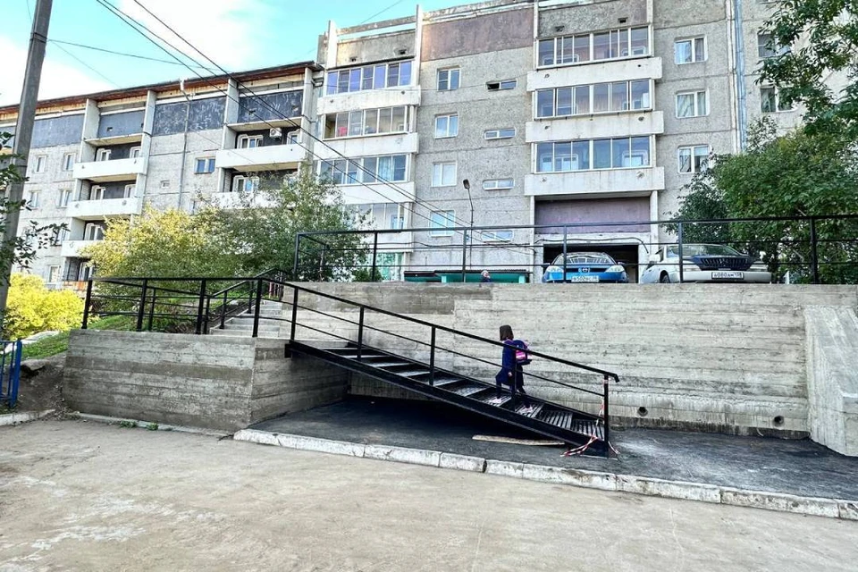Возле дома № 78 завершили работы по установке подпорной стенки, отремонтировали лестницу.
