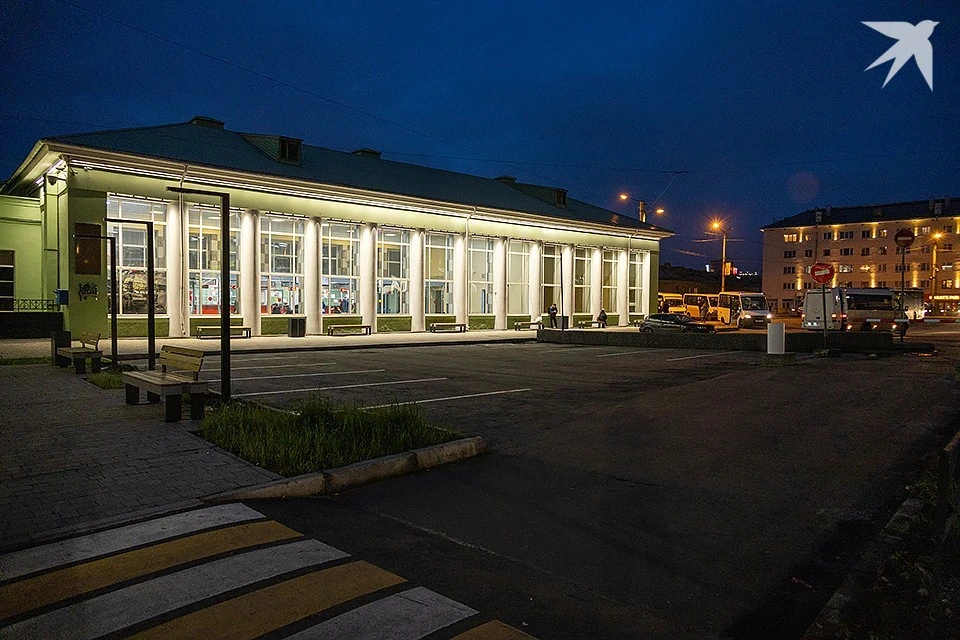 К железнодорожному вокзалу в Мурманске стянули оперативные службы.