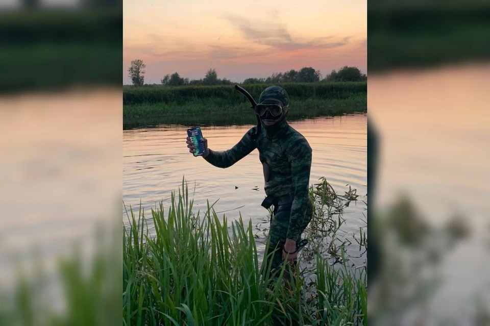 Водолаз говорит, что примерно 80% потерь, – это утопленные телефоны. Фото: Дмитрий Михайлов.