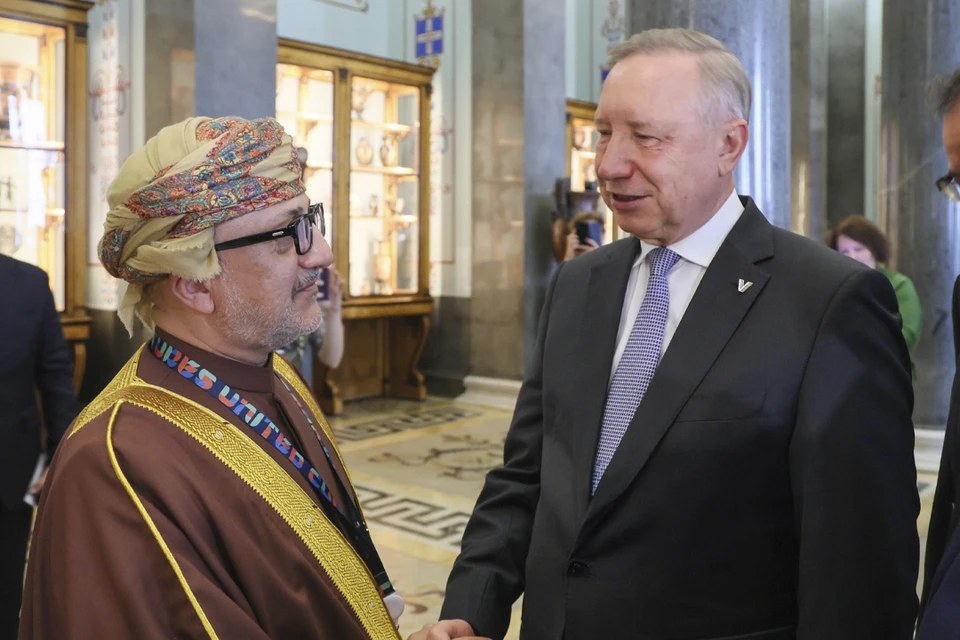 Соглашение подписали Пиотровский и секретарь нацмузея Султаната Оман Джамаль аль-Мусави. Фото: www.gov.spb.ru