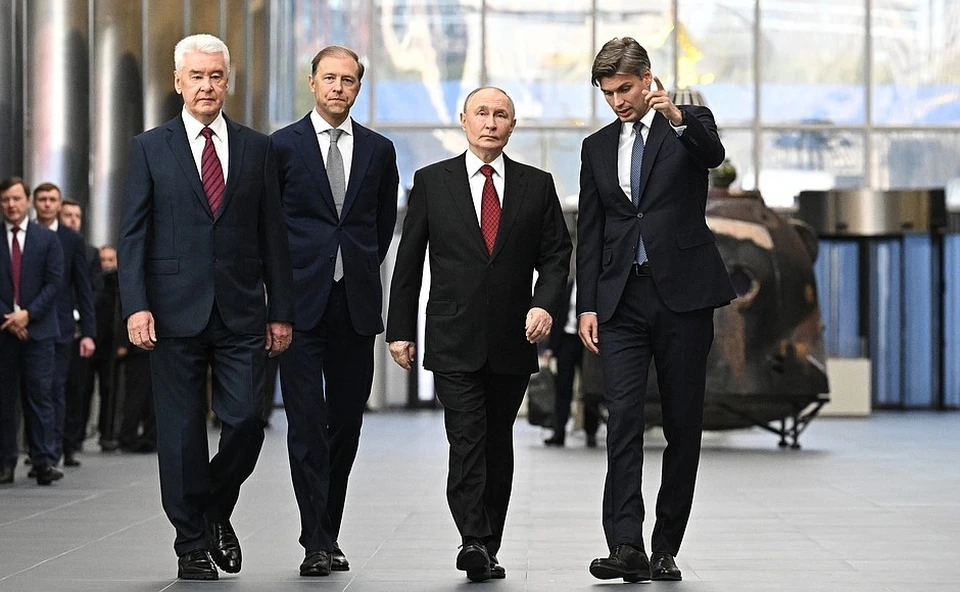 Президент России Владимир Путин и мэр Москвы Сергей Собянин приняли участие в торжественной церемонии открытия Национального космического центра