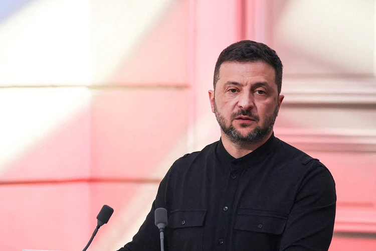 Зеленский снова заговорил, хотя мог бы просто поднять над головой табличку. Просит оружие и санкций