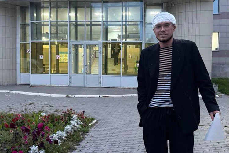 «С ноги прилетело в голову»: блогера Ефима Стрелкова избили в Новосибирске, когда он пытался заступиться за девушек