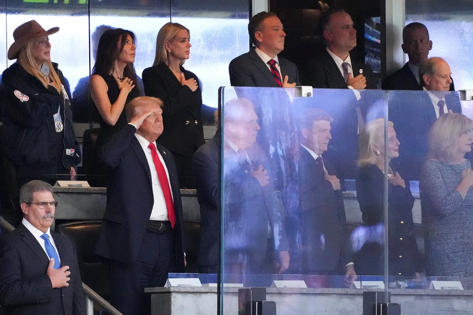 После покушения на Кирка Дональд Трамп запросил у конгресса дополнительные $58 млн для усиления безопасности органов власти. Сам он впервые укрылся за пуленепробиваемым стеклом, наблюдая недавний бейсбольный матч в Нью-Йорке. Фото: Ken Cedeno/REUTERS