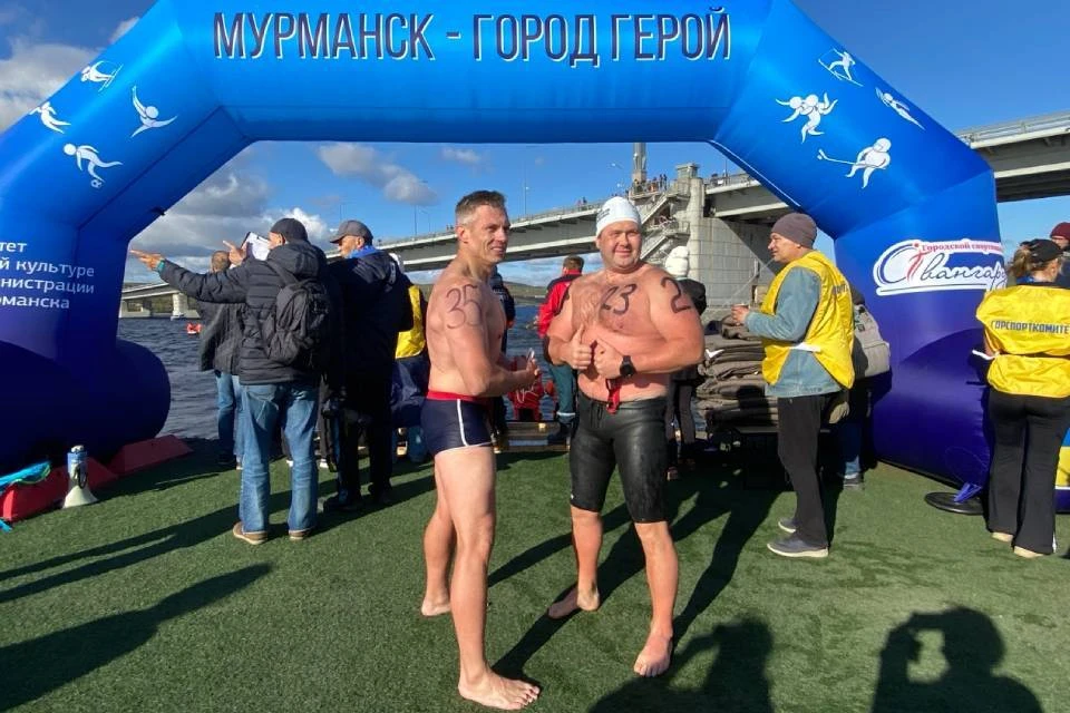 26 спортсменов стали участниками заплыва через Кольский залив.
