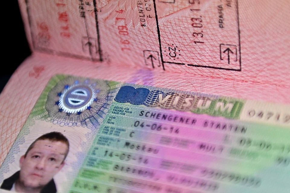 Еврокомиссар Бруннер: ЕС не может полностью запретить выдачу виз россиянам